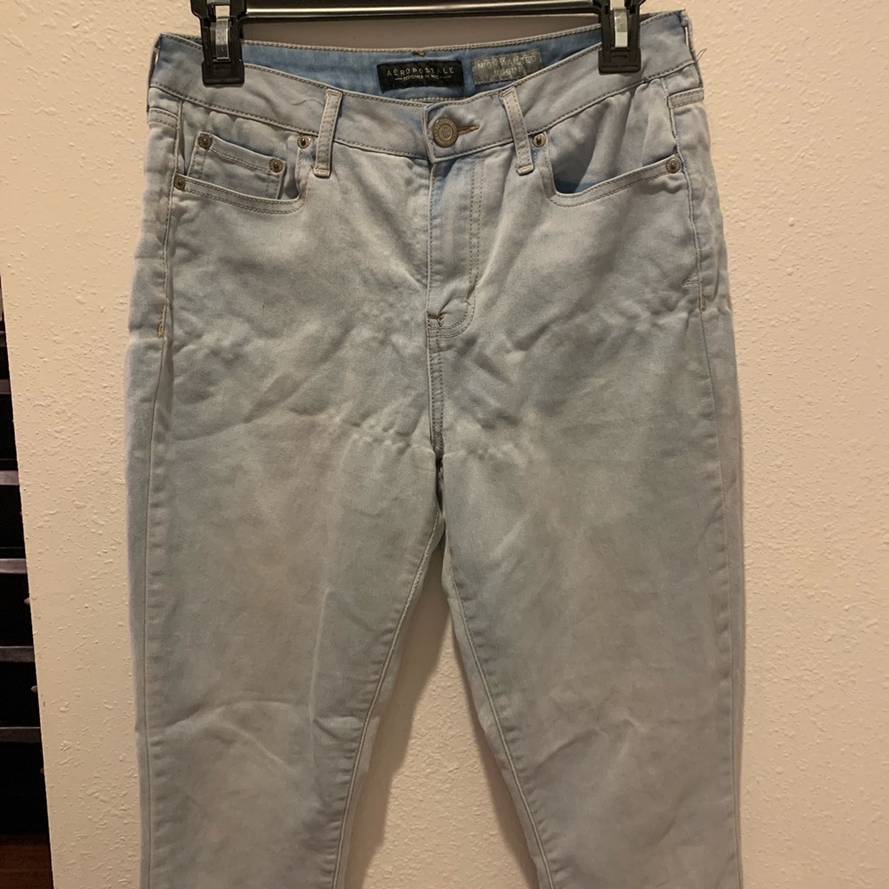 HIGH WAISTED LIGHT WASH JEGGINGS!
